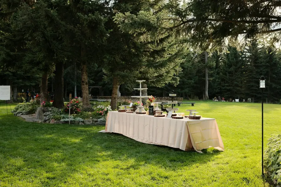 Mesa de evento montada no gramado de uma chácara